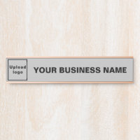 Firmenname und Logo auf grauem Langhang