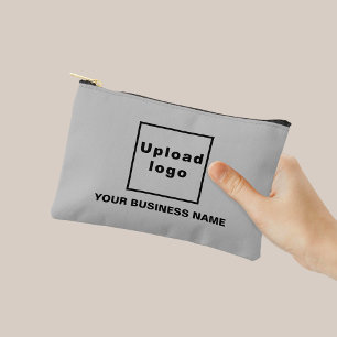 Firmenname und Logo auf grauem Pouch Zubehörtasche