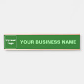 Firmenname und Logo auf "Green Long Hanging" Türschild (Vorderseite )