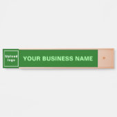 Firmenname und Logo auf "Green Long Hanging" Türschild (Vorderseite )