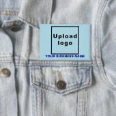 Firmenname und Logo auf hellblauem Rechteck Button (Insitu)