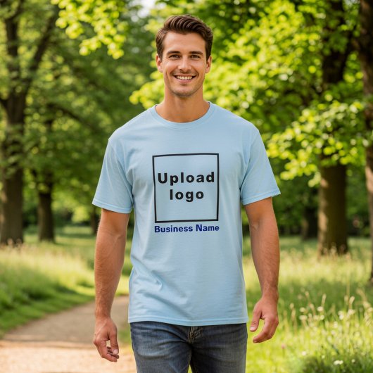 Firmenname und Logo auf hellblauer T - Shirt