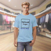Firmenname und Logo auf hellblauer T - Shirt