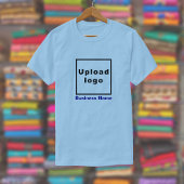 Firmenname und Logo auf hellblauer T - Shirt