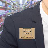 Firmenname und Logo auf hellbraunem Rechteck Button