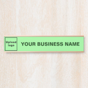 Firmenname und Logo auf hellgrünem, langem Hang Türschild