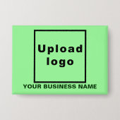 Firmenname und Logo auf hellgrünem Rechteck Button (Vorderseite)