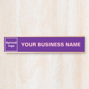 Firmenname und Logo auf Lila Langfristigem Hang Türschild