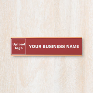 Firmenname und Logo auf Red Hanging Door Sign Türschild