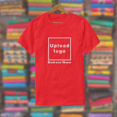 Firmenname und Logo auf Rotem T - Shirt