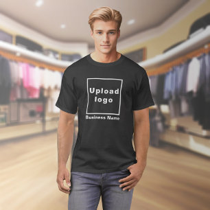 Firmenname und Logo auf schwarzem T-Shirt