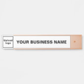 Firmenname und Logo auf weißem, langem Gelände Türschild (Vorderseite )