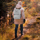 Firmenname und Logo im grauen Rucksack