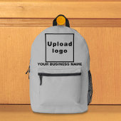 Firmenname und Logo im grauen Rucksack