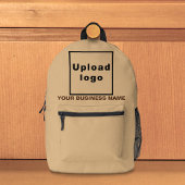 Firmenname und Logo im hellbraunen Rucksack