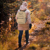 Firmenname und Logo im hellbraunen Rucksack