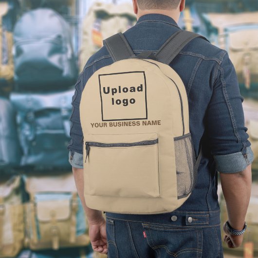 Firmenname und Logo im hellbraunen Rucksack