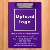 Firmenname und Logo in der Lila Zwischenablage Klemmbrett