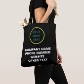 Firmenname und Logo Qr Code auf schwarz Tasche (Von Nahem)