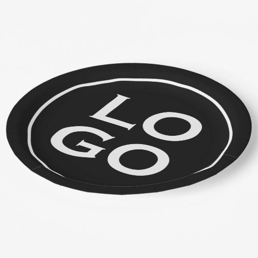 Firmenspezifische oder geschäftliche Logo auf schw Pappteller (Schrägansicht)