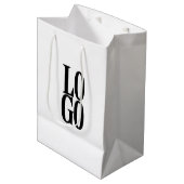 Firmenspezifische oder geschäftliche Logo auf Weiß Mittlere Geschenktüte (Vorderseite Schrägansicht)