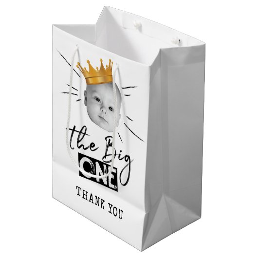 First Birthday Modern Foto Schwarz-weiß Vielen Dan Mittlere Geschenktüte (Vorderseite Schrägansicht)