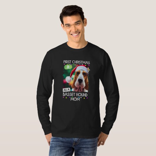 First Christmas as a Basset Hound mom T-Shirt (Vorne ganz)