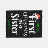 First Christmas As A Sister Funny New Sis Xmas Rev Fleecedecke (Vorderseite (Horizontal))