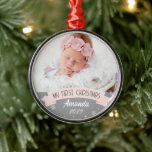 First Christmas Blush Pink Baby Girl Foto Ornament Aus Metall<br><div class="desc">Erste Weihnachtsbaumdekoration des Pink Baby Girl Foto</div>