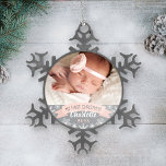 First Christmas Blush Pink Baby Girl Foto Schneeflocken Zinn-Ornament<br><div class="desc">"Mein erstes Weihnachtsbanner" und Schneeflocken-Foto-Ornament-Design kann mit dem Namen und Geburtsjahr des kleinen Mädchens personalisiert werden. Enthält ein zweites Foto auf der Rückseite. Hellrot,  rosa,  grau und weiß.</div>
