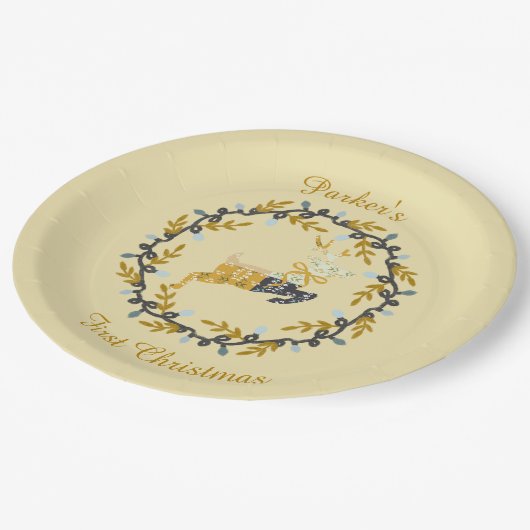 First Christmas Deer with Wreath Soft Yellow Pappteller (Schrägansicht)