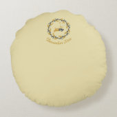 First Christmas Deer with Wreath Soft Yellow Rundes Kissen (Rückseite)