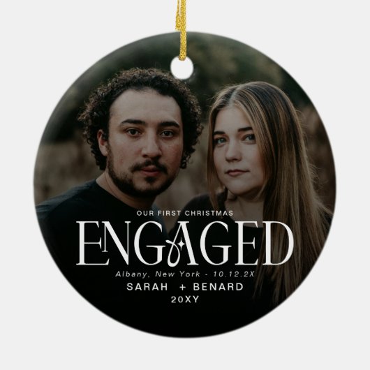 First Christmas Engaged Chic Couples Photo Cerami Keramik Ornament (Hinten)