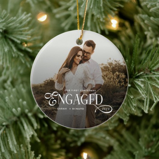 First Christmas Engaged  Chic Couples Photo Keramik Ornament (Baum)