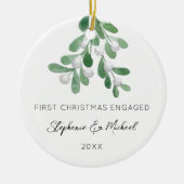 First Christmas Engaged Mistletoe Photo Keramik Ornament (Vorne)