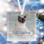 First Christmas Forever Zuhause Pet Foto Blue Squa Ornament Aus Glas<br><div class="desc">Erinnern Sie sich an das erste Weihnachtsfest Ihres Tieres in ihrer neuen Zuhause mit diesem modernen Sakraldekor. Die Worte "Erste Weihnachten" erscheinen in elegantem blauen Schrift. Ersetzen Sie das Beispielbild durch ein Foto Ihrer Katze oder Ihres Hundes und fügen Sie ihren Namen und das Jahr in blauen Sans Serif Schriftart....</div>