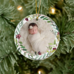 First Christmas Green Holiday Wreath Baby Foto Keramik Ornament<br><div class="desc">Dieses elegante zweiseitige Foto mit Sake-Ornament besticht durch ein neugeborenes Foto Ihres kleinen Mädchens, gerahmt von einem Blumenkranz in Aquarellfarben. Auf der Rückseite des Ornaments befindet sich die Formulierung "Erste Weihnachtszeit" mit einem Sondertext, der mit dem vollständigen Namen des Babys und dem Geburtsjahr personalisiert werden kann. Das Angebot umfasst eine...</div>
