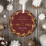 First Christmas Husband und Ehefrau Gold Wreath Fo Ornament Aus Metall<br><div class="desc">Genießen Sie die Freude,  Ehemann und Ehefrau zu Ihrem ersten Weihnachten zu sein,  zusammen mit diesem exquisiten Foto aus goldenem Glitzer. Dieser Rahmen erfasst das Wesen der Saison und den Beginn Ihrer lebenslangen Reise als verheiratetes Paar.</div>