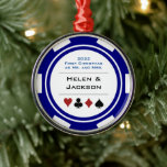 First Christmas Mr. & Mrs Blue White Poker Chip Ornament Aus Metall<br><div class="desc">Fügen Sie diesen wirklich besonderen marineblau und weiß Casino Poker Chip-Ornament zu Ihrem Weihnachtsbaum,  dieses erste Jahr der Ehe. Das ist ein fantastisches Hochzeitsgeschenk für diejenigen,  die den Knoten in Las Vegas oder einer anderen Casino-Stadt gefesselt haben.</div>
