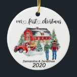 First Christmas Newlyweds Country Barn Winter Keramik Ornament<br><div class="desc">Dieses Design entstand durch digitale Kunst, es kann in dem Bereich personalisiert sein, der durch das Ändern des Fotos oder das Hinzufügen eigener Wörter zur Verfügung gestellt oder angepasst wird. Kontaktieren Sie mich unter colorflowcreations@gmail.com wenn Sie dieses Design auf einem anderen Produkt haben möchten oder die Anzahl, Geschlecht oder Haarfarbe...</div>