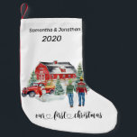 First Christmas Newlyweds Country Barn Winter Kleiner Weihnachtsstrumpf<br><div class="desc">Dieses Design entstand durch digitale Kunst, es kann in dem Bereich personalisiert sein, der durch das Ändern des Fotos oder das Hinzufügen eigener Wörter zur Verfügung gestellt oder angepasst wird. Kontaktieren Sie mich unter colorflowcreations@gmail.com wenn Sie dieses Design auf einem anderen Produkt haben möchten oder die Anzahl, Geschlecht oder Haarfarbe...</div>