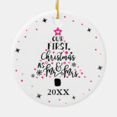 First Christmas Newlyweds Typografie-Skript Keramik Ornament (Hinten)