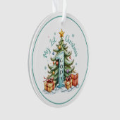 First Christmas Ornament – Snowy Tree & Gifts (Vorderseite)