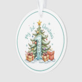 First Christmas Ornament – Snowy Tree & Gifts  (Vorderseite)