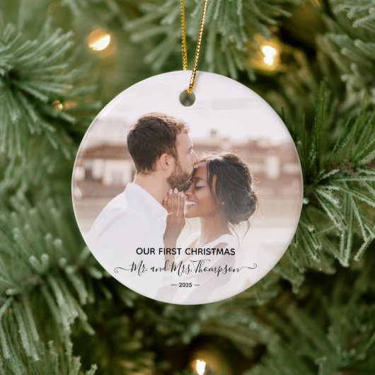 First Christmas Photo Mr Mrs  Script Newlyweds  Keramik Ornament (Baum)