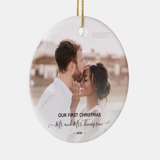 First Christmas Photo Mr Mrs Script Newlyweds Keramik Ornament (Rechts)