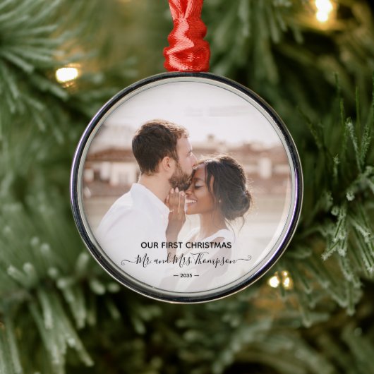 First Christmas Photo Mr Mrs  Script Newlyweds  Ornament Aus Metall (Baum)