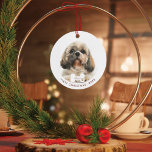 First Christmas Shih Tzu Dog Foto Ornament Aus Metall<br><div class="desc">Fügen Sie das Foto und den Namen Ihres Hundes oder Begleiters hinzu, um ein einzigartiges Ornament zu schaffen, das in der Familie zwangsläufig ein Sake ist. Es wird von der ganzen Familie geliebt werden. Die perfekte einmalige Erinnerung ist ein großartiges Geschenk für besondere Tage, Jahrestage, Geburtstage, Feiertage und ein neues...</div>