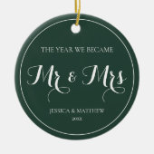 First Christmas Verheiratet Simple Elegant Mr. and Keramik Ornament (Vorne)