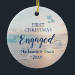 First Christmas Verlobt Beach Sunset Keramik Ornam Keramik Ornament<br><div class="desc">Bewahre Verlobung Ornament mit einem romantischen Sonnenuntergang am Strand oder Sonnenaufgang über einem tropischen Ozean mit türkisfarbenen aquamarinen Wellen und rosa,  pfirsichfarbenen Sandküste in Pastellfarben ist ideal für Paare,  die am Strand verlobt sind oder eine Hochzeit in Urlaubsort planen.</div>